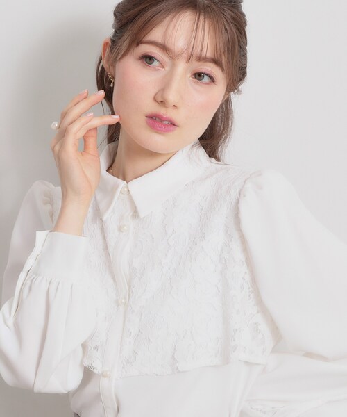 couture brooch(クチュールブローチ)の「総レース切り替えパール調ボタンブラウス(シャツ/ブラウス・レディース・ブラック/オフホワイト・40/38)」の1枚目の写真