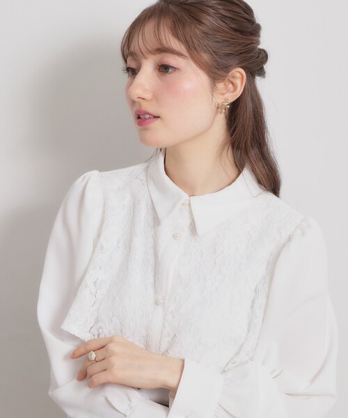 couture brooch(クチュールブローチ)の「総レース切り替えパール調ボタンブラウス(シャツ/ブラウス・レディース・ブラック/オフホワイト・40/38)」の4枚目の写真