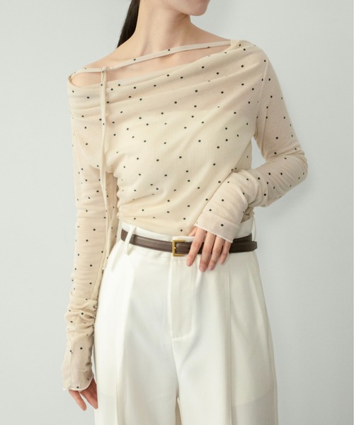 on:nue（オンニュ）の「【on:nue】[お気に入り登録数20,000突破！][着用動画あり！/ 大人ドットシリーズ オフショル登場！] シアードットオフショルカットソー /2026 SS COLLECTION（Tシャツ/カットソー・レディース・アイボリー/グレー・FREE）」の3枚目の写真