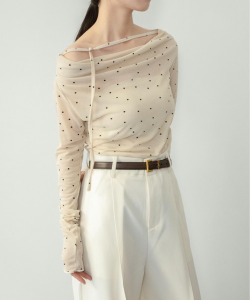 on:nue（オンニュ）の「【on:nue】[お気に入り登録数20,000突破！][着用動画あり！/ 大人ドットシリーズ オフショル登場！] シアードットオフショルカットソー /2026 SS COLLECTION（Tシャツ/カットソー・レディース・アイボリー/グレー・FREE）」の4枚目の写真