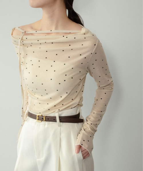 on:nue（オンニュ）の「【on:nue】[お気に入り登録数20,000突破！][着用動画あり！/ 大人ドットシリーズ オフショル登場！] シアードットオフショルカットソー /2026 SS COLLECTION（Tシャツ/カットソー・レディース・アイボリー/グレー・FREE）」の5枚目の写真