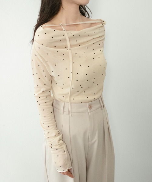 on:nue（オンニュ）の「【on:nue】[お気に入り登録数20,000突破！][着用動画あり！/ 大人ドットシリーズ オフショル登場！] シアードットオフショルカットソー /2026 SS COLLECTION（Tシャツ/カットソー・レディース・アイボリー/グレー・FREE）」の6枚目の写真