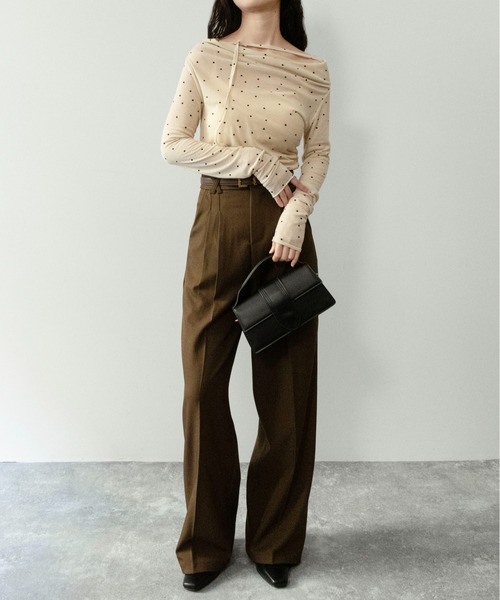 on:nue（オンニュ）の「【on:nue】[お気に入り登録数20,000突破！][着用動画あり！/ 大人ドットシリーズ オフショル登場！] シアードットオフショルカットソー /2026 SS COLLECTION（Tシャツ/カットソー・レディース・アイボリー/グレー・FREE）」の8枚目の写真