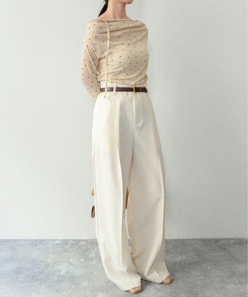 on:nue（オンニュ）の「【on:nue】[お気に入り登録数20,000突破！][着用動画あり！/ 大人ドットシリーズ オフショル登場！] シアードットオフショルカットソー /2026 SS COLLECTION（Tシャツ/カットソー・レディース・アイボリー/グレー・FREE）」の11枚目の写真