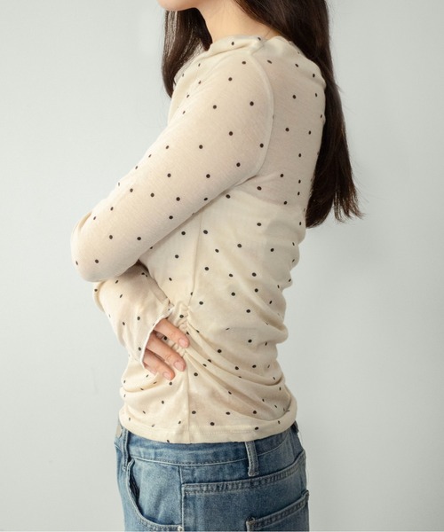 on:nue（オンニュ）の「【on:nue】[お気に入り登録数20,000突破！][着用動画あり！/ 大人ドットシリーズ オフショル登場！] シアードットオフショルカットソー /2026 SS COLLECTION（Tシャツ/カットソー・レディース・アイボリー/グレー・FREE）」の14枚目の写真