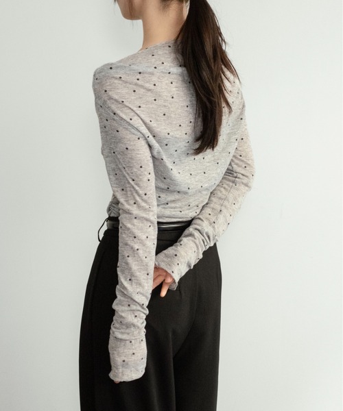 on:nue（オンニュ）の「【on:nue】[お気に入り登録数20,000突破！][着用動画あり！/ 大人ドットシリーズ オフショル登場！] シアードットオフショルカットソー /2026 SS COLLECTION（Tシャツ/カットソー・レディース・アイボリー/グレー・FREE）」の22枚目の写真