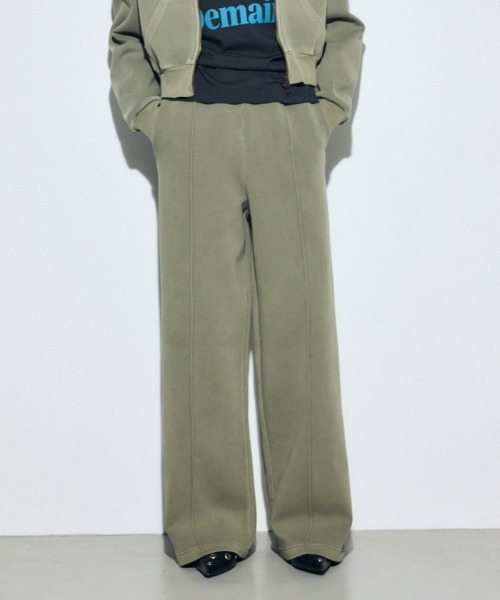 AZUL by moussy(アズールバイマウジー)の「【セットアップ対応】【身長/骨格別着用画像あり】ピグメントピンタックワイドパンツ スウェット リラックス 秋服 冬服 春服(スラックス・レディース・ライトブラック/アイボリー/カーキ・SMALL/MEDIUM)」の1枚目の写真