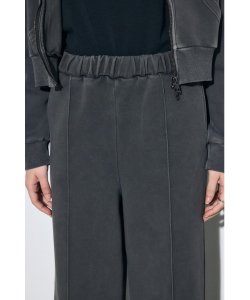 AZUL by moussy(アズールバイマウジー)の「【セットアップ対応】【身長/骨格別着用画像あり】ピグメントピンタックワイドパンツ スウェット リラックス 秋服 冬服 春服(スラックス・レディース・ライトブラック/アイボリー/カーキ・SMALL/MEDIUM)」の15枚目の写真
