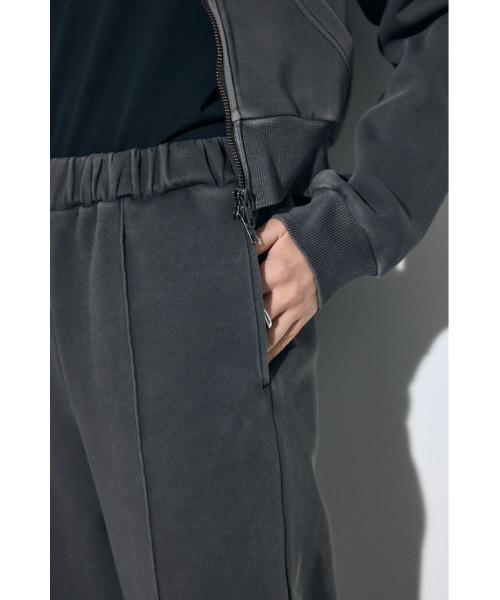 AZUL by moussy(アズールバイマウジー)の「【セットアップ対応】【身長/骨格別着用画像あり】ピグメントピンタックワイドパンツ スウェット リラックス 秋服 冬服 春服(スラックス・レディース・ライトブラック/アイボリー/カーキ・SMALL/MEDIUM)」の16枚目の写真