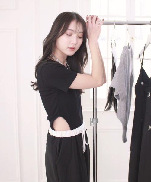 Reurie'(レウリィ)の「【original】ハーフスリーブボディスーツライクトップ / 半袖 Tシャツ シンプル カジュアル ベーシック ノームコア サイドカット リブ素材 春 夏(Tシャツ/カットソー・レディース・ピンク/ブラック/グレー・FREE)」の4枚目の写真