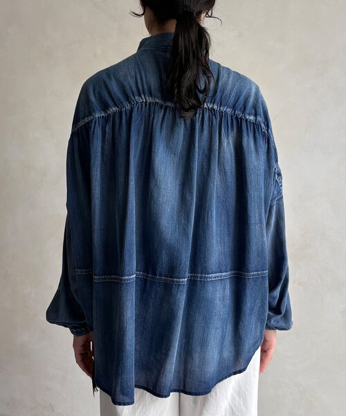 DouDou（ドゥドゥ）の「バックギャザーシアーデニムシャツ（シャツ/ブラウス・レディース・サックスブルー/ブルー・FREE）」の15枚目の写真