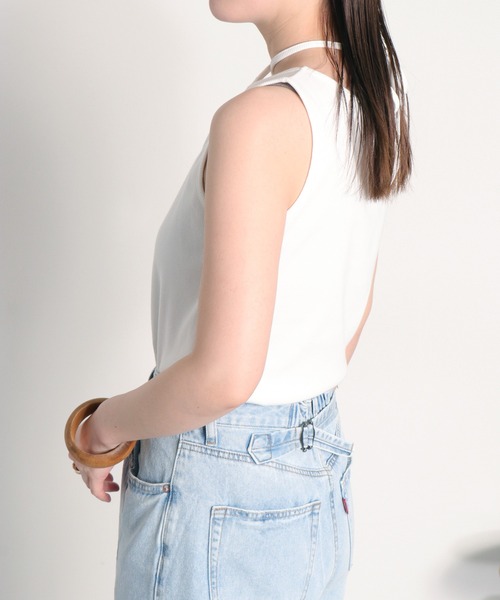 cepo(セポ)の「〈前後2way〉ホルターネックタンクトップ(タンクトップ・レディース・チャコール/ホワイト系その他/ブラック/オフホワイト・M)」の7枚目の写真