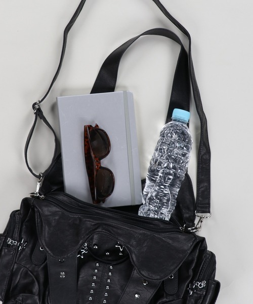 SPINNS（スピンズ）の「合皮ショルダーバッグ/3ポケット/平成ギャル（ショルダーバッグ・レディース・ブラック/ゼブラ・ONESIZE）」の3枚目の写真