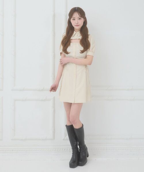 MAJESTIC LEGON(マジェスティックレゴン)の「デコルテオープンミニシャツワンピ(シャツワンピース・レディース・ブラック/ベージュ/グレー・MEDIUM)」の4枚目の写真