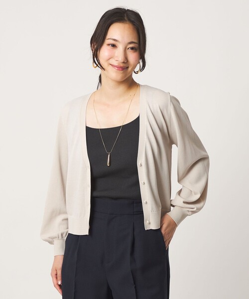 A DAY IN THE LIFE UNITED ARROWS(アデイインザライフユナイテッドアローズ)の「フェイクパールボタン Vネックカーディガン ‐UVカット・接触冷感・ウォッシャブル‐<A DAY IN THE LIFE>(カーディガン/ボレロ・レディース・ナチュラル/ブラック/コバルトブルー・FREE)」の3枚目の写真