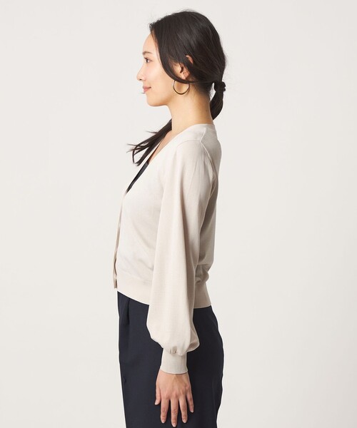 A DAY IN THE LIFE UNITED ARROWS(アデイインザライフユナイテッドアローズ)の「フェイクパールボタン Vネックカーディガン ‐UVカット・接触冷感・ウォッシャブル‐<A DAY IN THE LIFE>(カーディガン/ボレロ・レディース・ナチュラル/ブラック/コバルトブルー・FREE)」の22枚目の写真