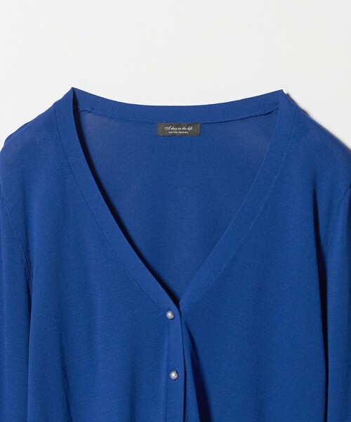 A DAY IN THE LIFE UNITED ARROWS(アデイインザライフユナイテッドアローズ)の「フェイクパールボタン Vネックカーディガン ‐UVカット・接触冷感・ウォッシャブル‐<A DAY IN THE LIFE>(カーディガン/ボレロ・レディース・ナチュラル/ブラック/コバルトブルー・FREE)」の19枚目の写真