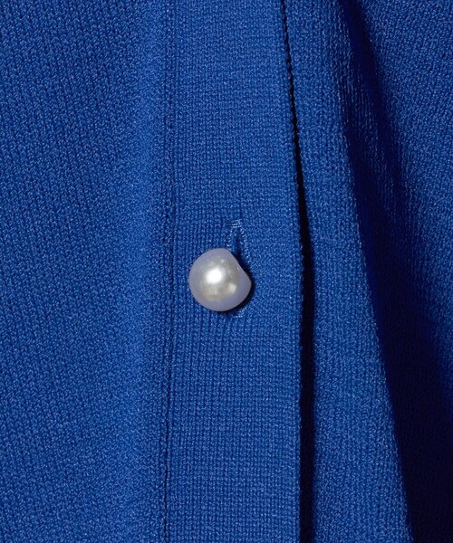 A DAY IN THE LIFE UNITED ARROWS(アデイインザライフユナイテッドアローズ)の「フェイクパールボタン Vネックカーディガン ‐UVカット・接触冷感・ウォッシャブル‐<A DAY IN THE LIFE>(カーディガン/ボレロ・レディース・ナチュラル/ブラック/コバルトブルー・FREE)」の16枚目の写真