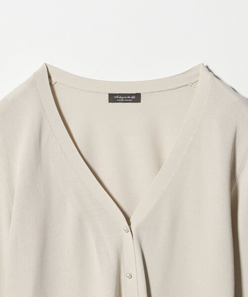 A DAY IN THE LIFE UNITED ARROWS(アデイインザライフユナイテッドアローズ)の「フェイクパールボタン Vネックカーディガン ‐UVカット・接触冷感・ウォッシャブル‐<A DAY IN THE LIFE>(カーディガン/ボレロ・レディース・ナチュラル/ブラック/コバルトブルー・FREE)」の13枚目の写真