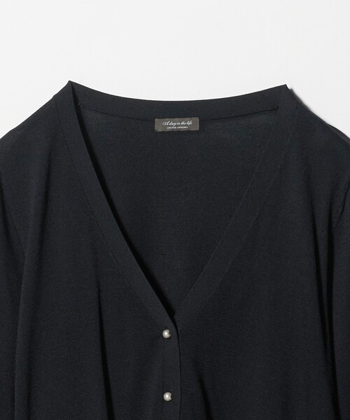 A DAY IN THE LIFE UNITED ARROWS(アデイインザライフユナイテッドアローズ)の「フェイクパールボタン Vネックカーディガン ‐UVカット・接触冷感・ウォッシャブル‐<A DAY IN THE LIFE>(カーディガン/ボレロ・レディース・ナチュラル/ブラック/コバルトブルー・FREE)」の11枚目の写真