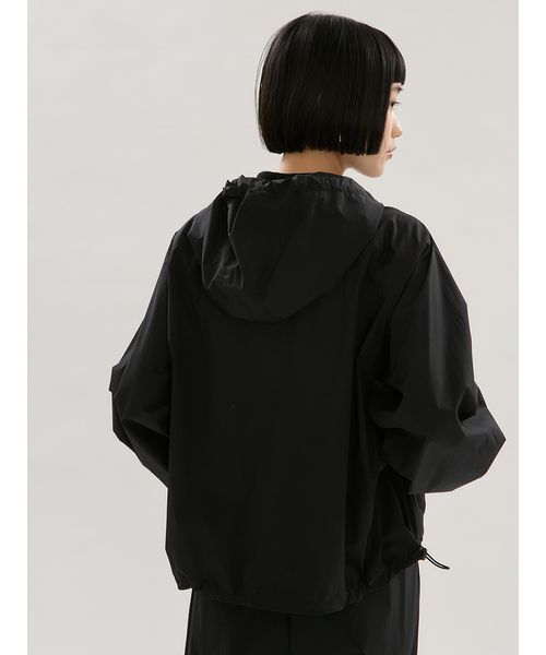 emmi(エミ)の「【ONLINE限定カラーあり】ギャザーディテールナイロンブルゾン【セットアップ対応】(ブルゾン・レディース・ブラック/イエロー/ラベンダー/ライトグレー・F)」の9枚目の写真