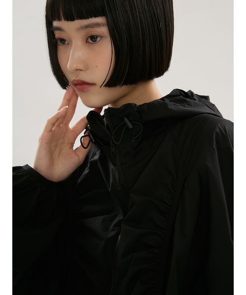 emmi(エミ)の「【ONLINE限定カラーあり】ギャザーディテールナイロンブルゾン【セットアップ対応】(ブルゾン・レディース・ブラック/イエロー/ラベンダー/ライトグレー・F)」の7枚目の写真