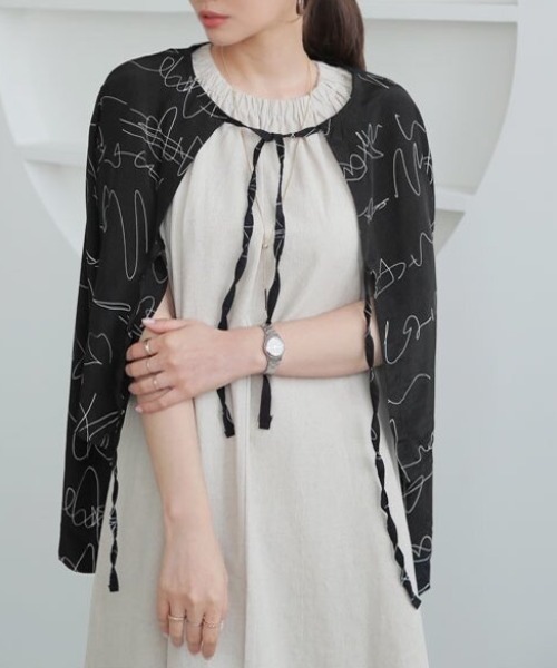 AMAJI(アマジ)の「ハイネック ノースリーブ ギャザーネック ワイドシルエット ロング丈フレアワンピース(ワンピース・レディース・ベージュ/ブラック/ライトブルー・FREE)」の7枚目の写真