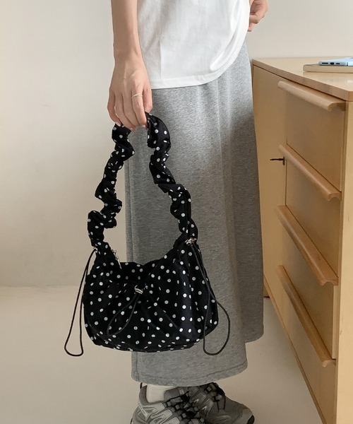 Teem Store(チームストア)の「ドット柄 シャーリングハンドル巾着バッグ(ショルダーバッグ・レディース・ピンク/ブラック・F)」の5枚目の写真