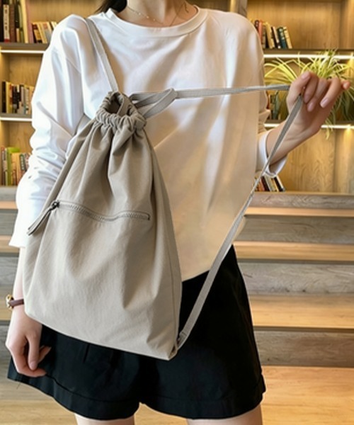 Miniministore(ミニミニストア)の「リュックサック ドローストリングリュック(バックパック/リュック・レディース・ブラック/グレイッシュベージュ・FREE)」の2枚目の写真