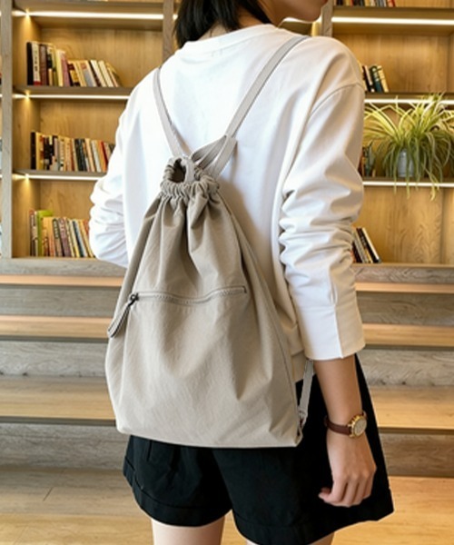 Miniministore(ミニミニストア)の「リュックサック ドローストリングリュック(バックパック/リュック・レディース・ブラック/グレイッシュベージュ・FREE)」の9枚目の写真