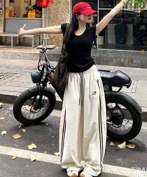 Ritzy(リッツィー)の「サイドラインイージーワイドパンツ(その他パンツ・レディース・ベージュ/ブラック/イエロー/グレー・M/S)」の3枚目の写真