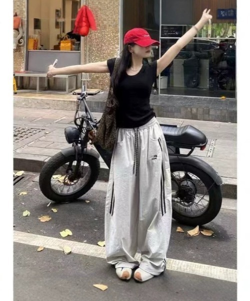 Ritzy(リッツィー)の「サイドラインイージーワイドパンツ(その他パンツ・レディース・ベージュ/ブラック/イエロー/グレー・M/S)」の2枚目の写真