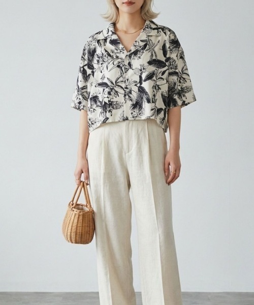 Belle Cie(ベルシー)の「モノトーンボタニカル柄|オープンカラー開襟5分袖シャツ大人リゾート夏の主役(シャツ/ブラウス・レディース・ホワイト・FREE)」の1枚目の写真