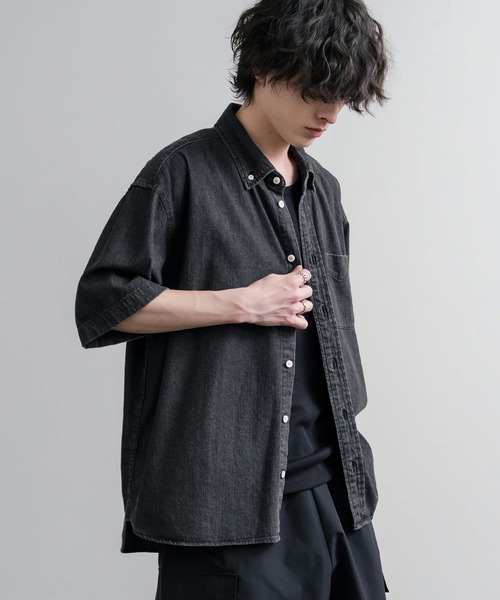 Audience（オーディエンス）の「Upscape Audience アップスケープオーディエンス 日本製 国産 「備後」8オンス ムラデニム ヴィンテージWASH ボタンダウンボクシーAライン半袖シャツ AUD6722（シャツ/ブラウス・メンズ・インディゴブルー/ブラック・M/L）」の3枚目の写真