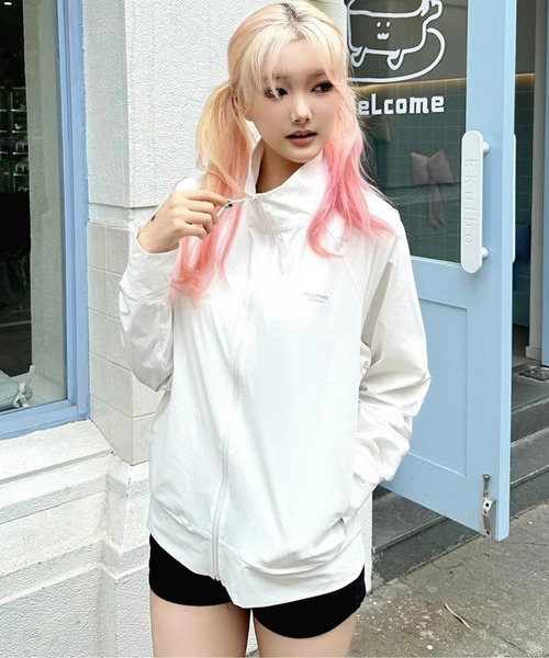 AsheKsha(アシクシャ)の「ジッパー付き 薄手カジュアルUVカットジャケット(ジャージ・レディース・ブラック/ホワイト・F)」の13枚目の写真