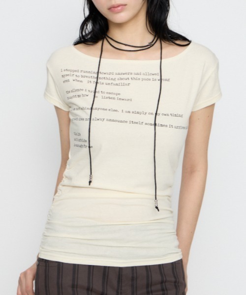 LAGUA GEM(ラグアジェム)の「LETTERING COMPACT GATHER トップス(Tシャツ/カットソー・レディース・オフホワイト/レッド/ブラック・FREE)」の2枚目の写真