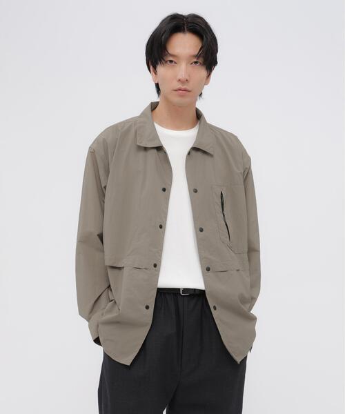 MARGARET HOWELL(マーガレットハウエル)の「RECYCLED TASLAN NYLON TAFFETA SHIRT(シャツ/ブラウス・メンズ・ベージュ系その他4/ネイビー系1・MEDIUM/LARGE/X-LARGE)」の1枚目の写真
