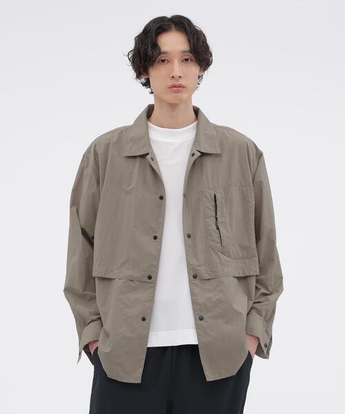MARGARET HOWELL(マーガレットハウエル)の「RECYCLED TASLAN NYLON TAFFETA SHIRT(シャツ/ブラウス・メンズ・ベージュ系その他4/ネイビー系1・MEDIUM/LARGE/X-LARGE)」の4枚目の写真