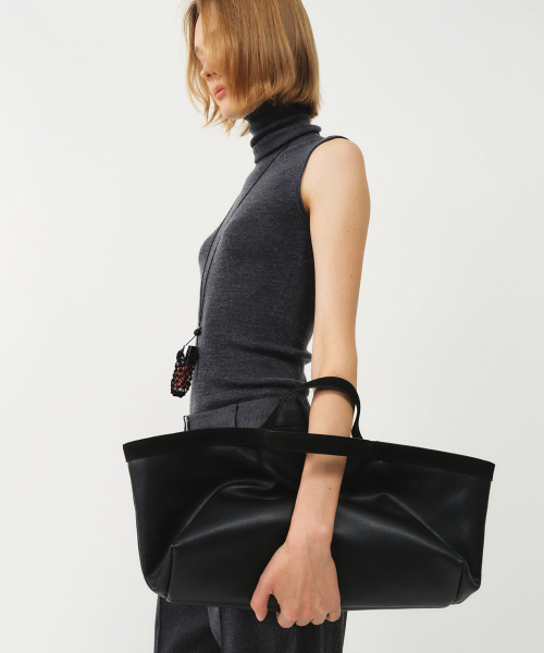 LOOKAST（ルックキャスト）の「スクエアワイドレザートートバッグ / SQUARE WIDE LEATHER TOTE BAG_2colors（トートバッグ・レディース・ブラック/ダークブラウン・ONE SIZE）」の5枚目の写真