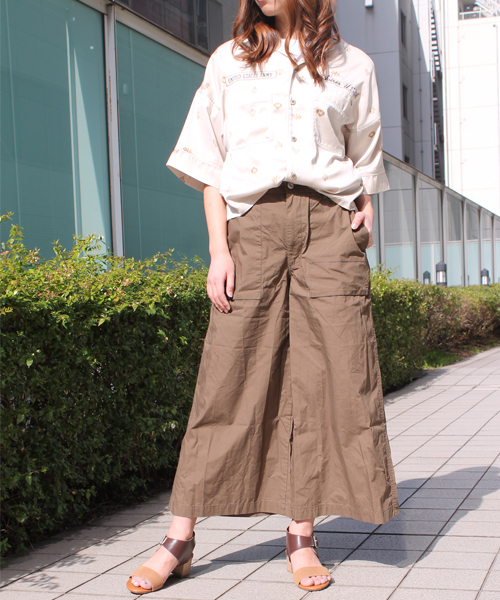 AVIREX(アヴィレックス)の「【WEB&DEPOT限定】AVIREX/ アヴィレックス/ WIDE PANTS/ ワイドパンツ(その他パンツ・レディース・ベージュ/オリーブ/ネイビー・FREE)」の2枚目の写真