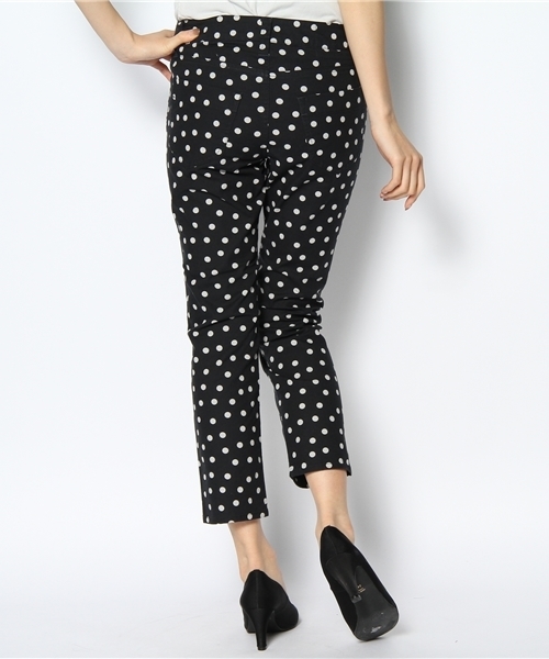 green label relaxing(グリーンレーベルリラクシング)の「GC C/PU DOT PRT サブリナパンツ(その他パンツ・レディース・ベージュ/ネイビー・36/38/40)」の3枚目の写真