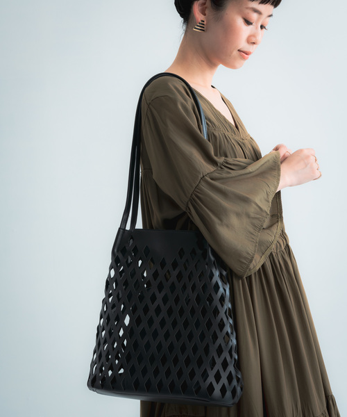 Libra Cue(リブラ キュー)の「【Libra】合皮メッシュショルダーBAG(ショルダーバッグ・レディース・ホワイト/ブラック/ベージュ・FREE)」の1枚目の写真
