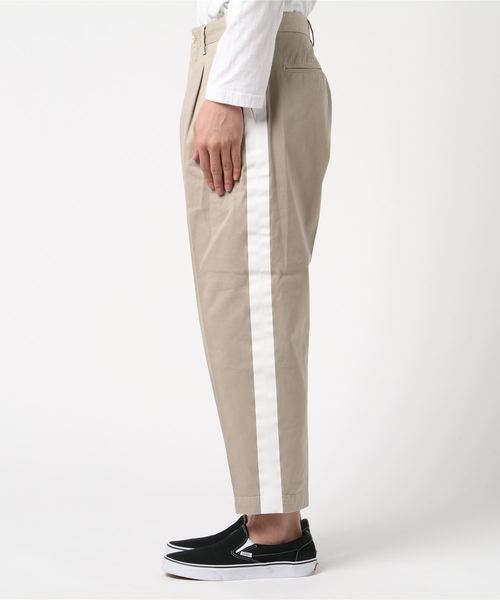 STANDARD MADE(スタンダードメイド)の「【RICCARDO METHA】DRAGON TWILL SIDETAPE 1TUCK CARROT PANTS 【リカルドメッサ】ドラゴン ツイル サイドテープ ワンタック キャロット パンツ(スラックス・メンズ・ベージュ/ブラック・48/46/44)」の3枚目の写真