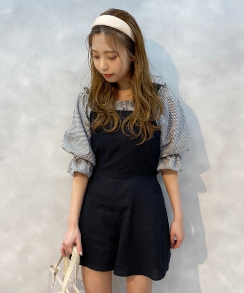 one after another NICE CLAUP（ワンアフターアナザーナイスクラップ）の「モノトーンミニサロペット（サロペット/オーバーオール・レディース・アイボリー/ブラック・FREE）」の2枚目の写真