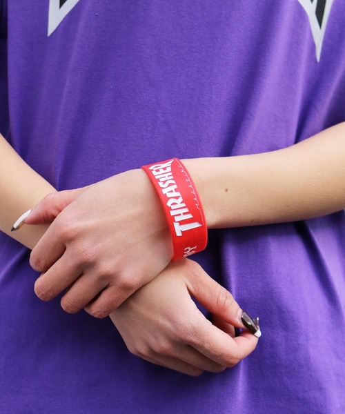 THRASHER（スラッシャー）の「THRASHER/スラッシャー RUBBER BAND ラバーバンド（バングル/リストバンド・メンズ・ブラック×ホワイト/ブラック×レッド/ブラック×ピンク/ホワイト×レッド/ブラック×ブルー/ブラック×グリーン・FREE）」の2枚目の写真