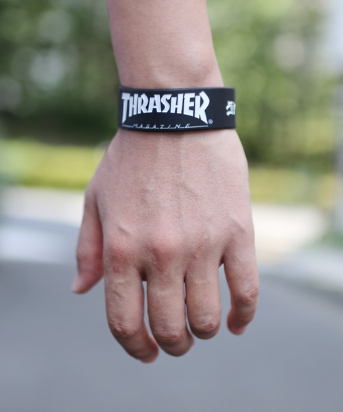THRASHER（スラッシャー）の「THRASHER/スラッシャー RUBBER BAND ラバーバンド（バングル/リストバンド・メンズ・ブラック×ホワイト/ブラック×レッド/ブラック×ピンク/ホワイト×レッド/ブラック×ブルー/ブラック×グリーン・FREE）」の3枚目の写真