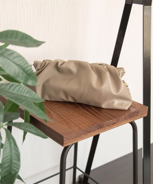 titivate（ティティベイト）の「2wayギャザークラッチバッグ（クラッチバッグ・レディース・ベージュ/ブラウン/ブラック・FREE）」の3枚目の写真