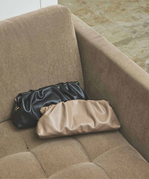 titivate（ティティベイト）の「2wayギャザークラッチバッグ（クラッチバッグ・レディース・ベージュ/ブラウン/ブラック・FREE）」の5枚目の写真