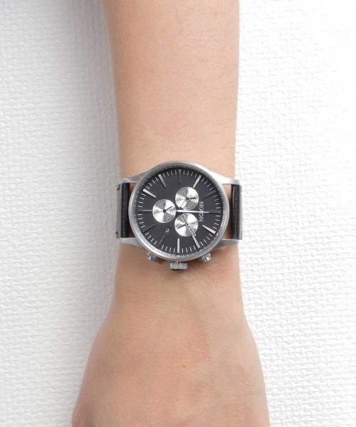 NIXON（ニクソン）の「THE SENTRY CHRONO　LEATHER（アナログ腕時計・メンズ・ブラウン/ブラウン系その他/グレー/ブルー/ブラック系その他/その他/その他2/ブラック・FREE）」の2枚目の写真