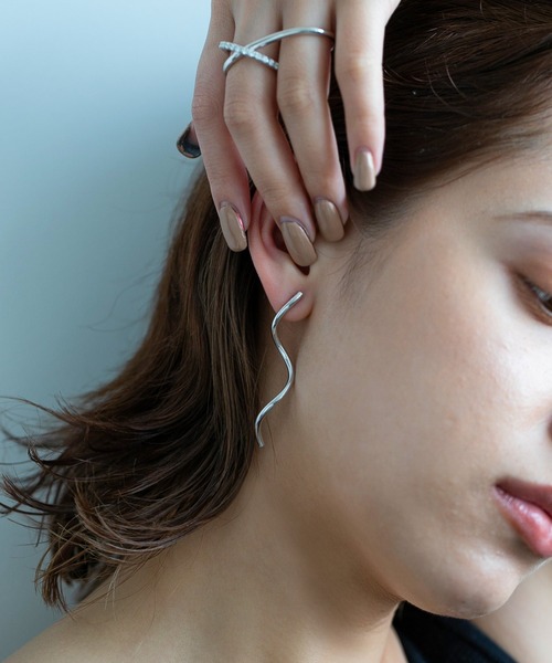 PAS TIERRA（パティエラ）の「-Lien- スパイラルピアス（ピアス（両耳用）・レディース・シルバー/イエローゴールド・FREE）」の4枚目の写真